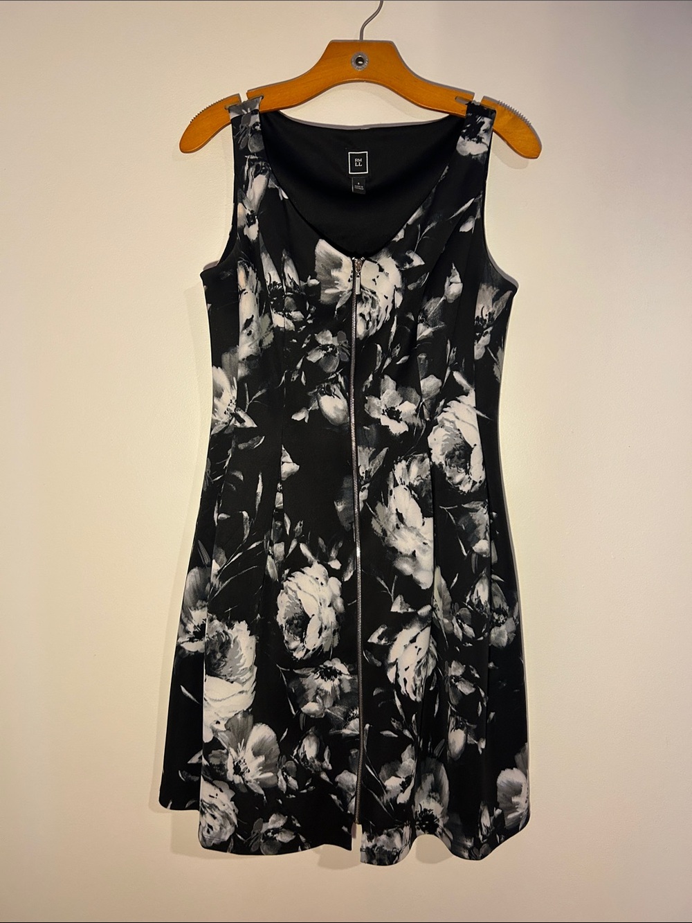 Sleeveless Floral Fit-and-Flare Wedding Dress in Black and White